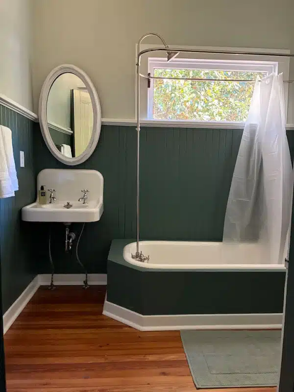 Ginkgo Suite bathroom